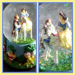 Disney Snow White Seven Dwarfs Musical Snowglobe